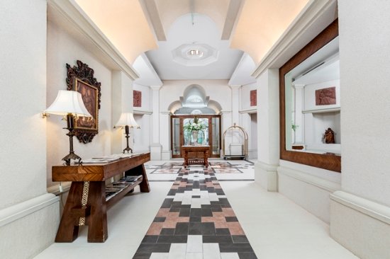 Executive Suite — Lobby