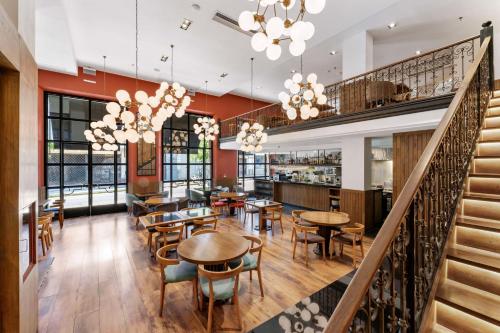 One-Bedroom King Suite — Sala